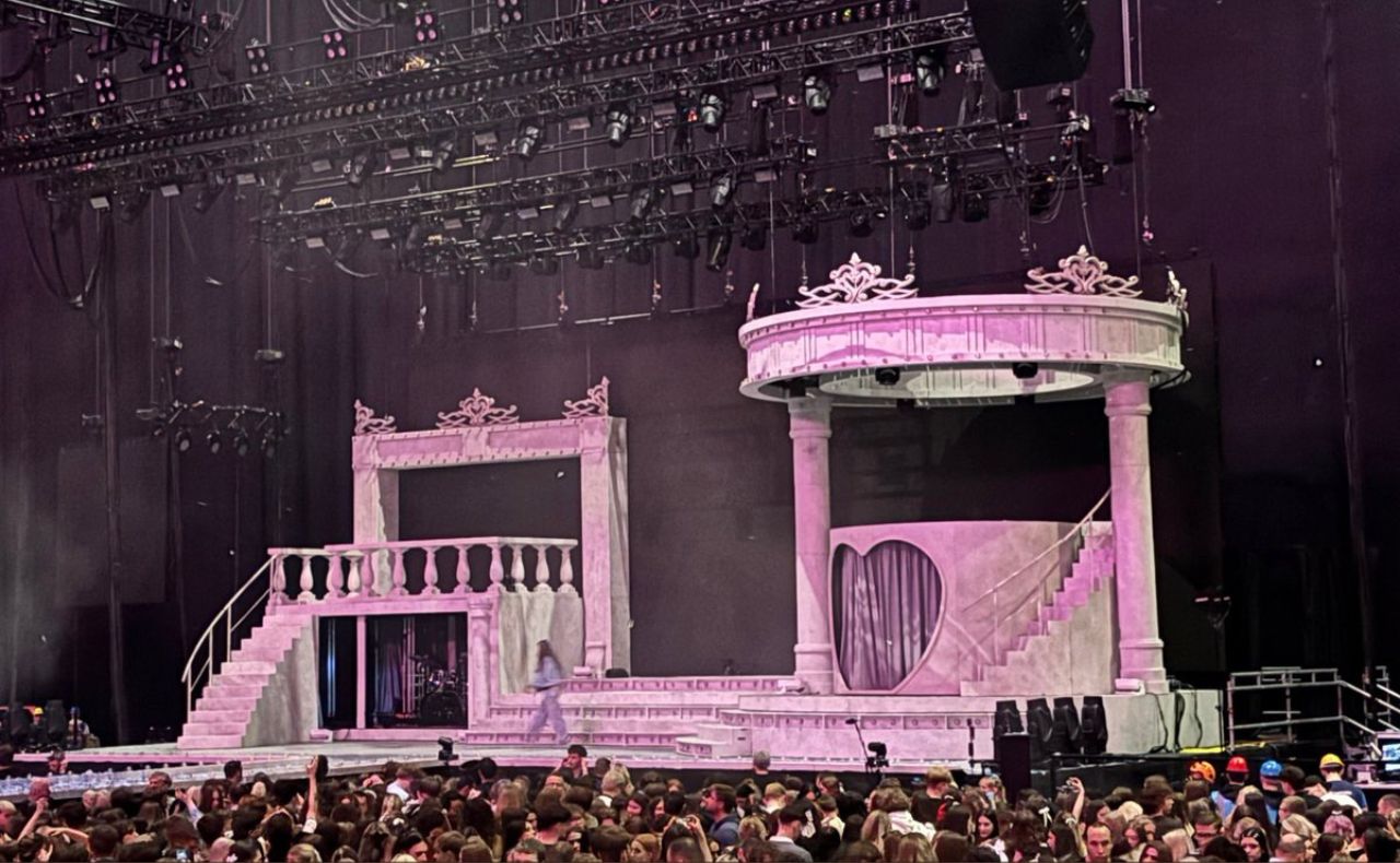 locket-tour-stage