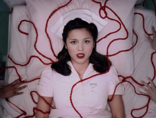 Olivia Rodrigo vestida de enfermera en el videoclip de The Cure