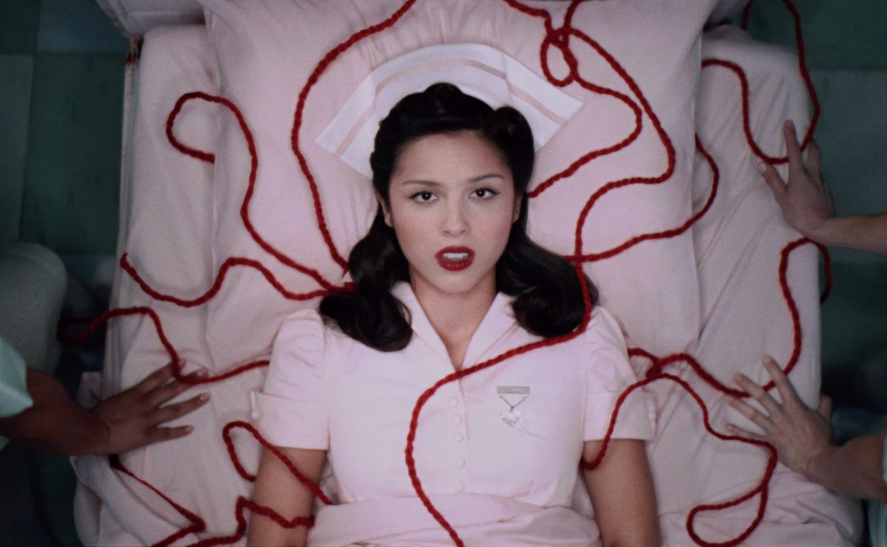 olivia-the-cure Olivia Rodrigo vestida de enfermera en el videoclip de The Cure