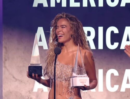 Karol G emocionada recibiendo su premio exclusivo en los AMAs