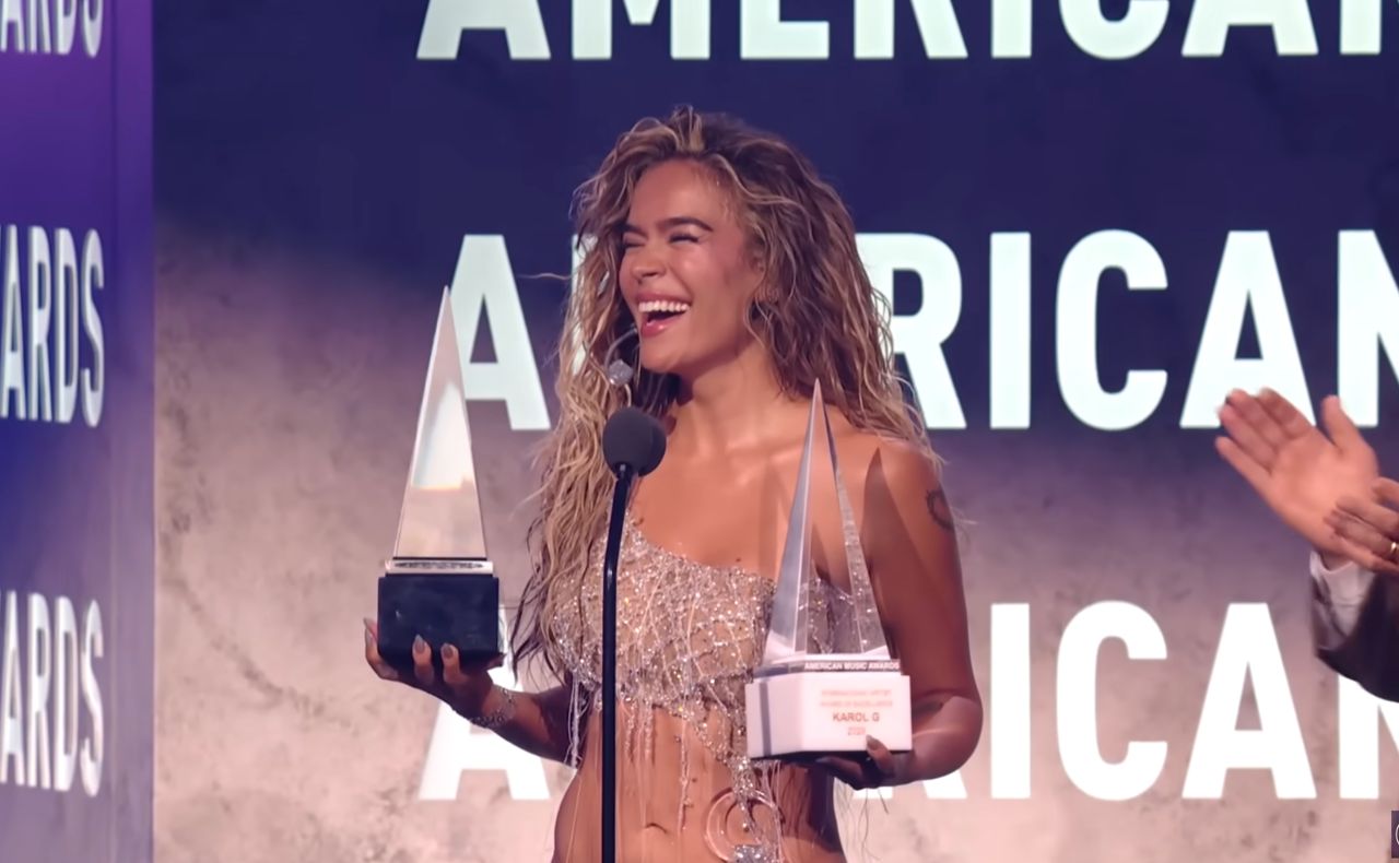 karolg-amas Karol G emocionada recibiendo su premio exclusivo en los AMAs