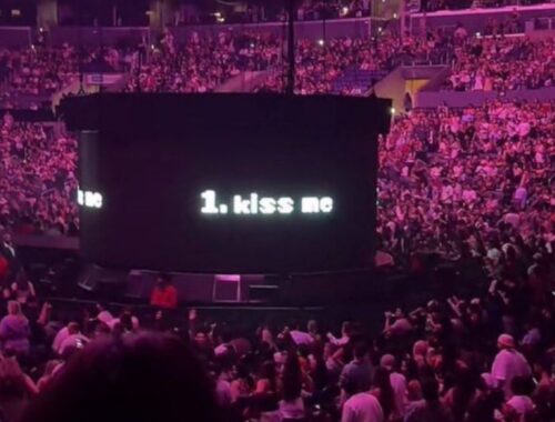 Momento del glitch en la pantalla del Crypto Arena mostrando el texto 1. Kiss Me de Ariana Grande