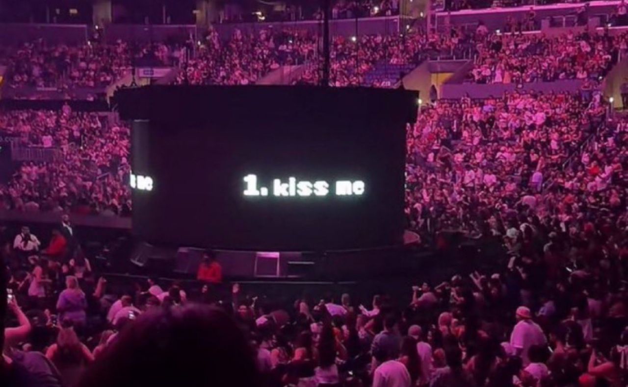 kiss-me-ari Momento del glitch en la pantalla del Crypto Arena mostrando el texto 1. Kiss Me de Ariana Grande
