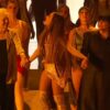 Ariana Grande emocionada sobre el escenario de los VMAs de la mano de su madre Joan y su abuela Marjorie