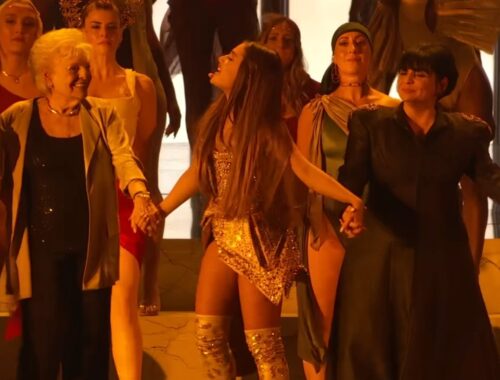 Ariana Grande emocionada sobre el escenario de los VMAs de la mano de su madre Joan y su abuela Marjorie